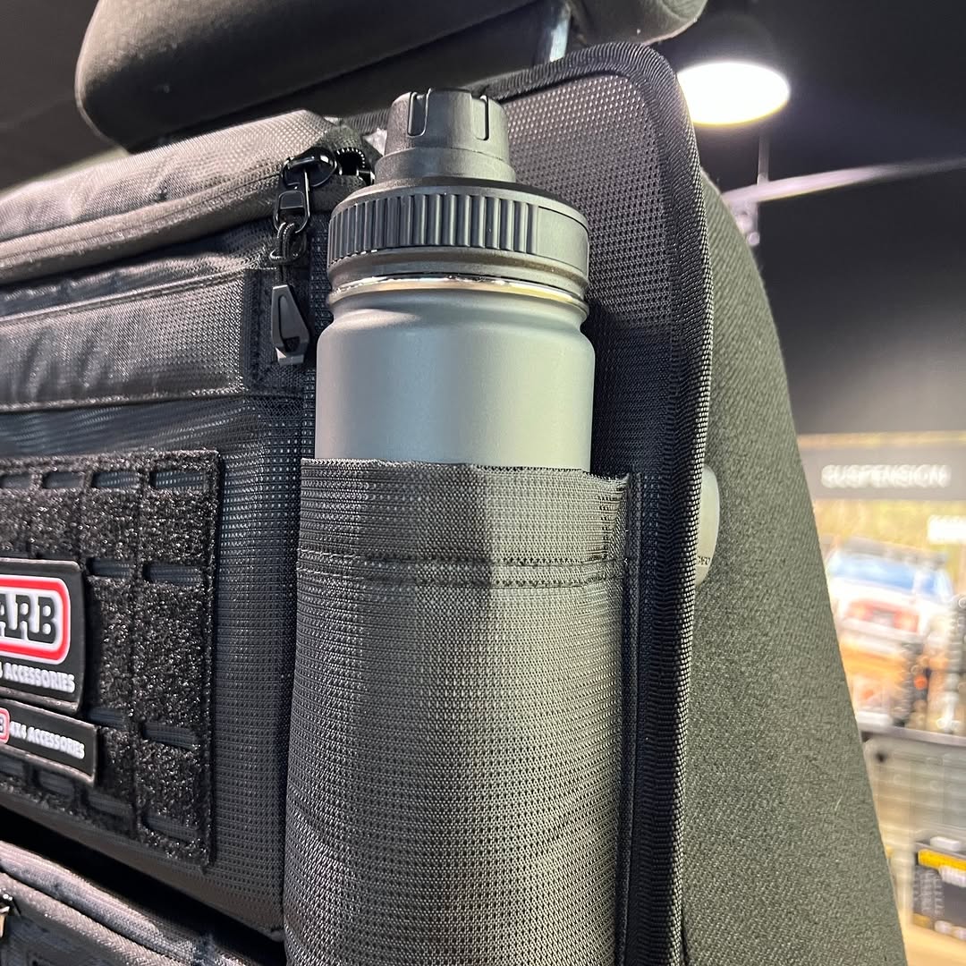 Organisateur de siège ARB4x4, sac de rangement robuste pour véhicule tout-terrain, avec plusieurs compartiments pour accessoires.