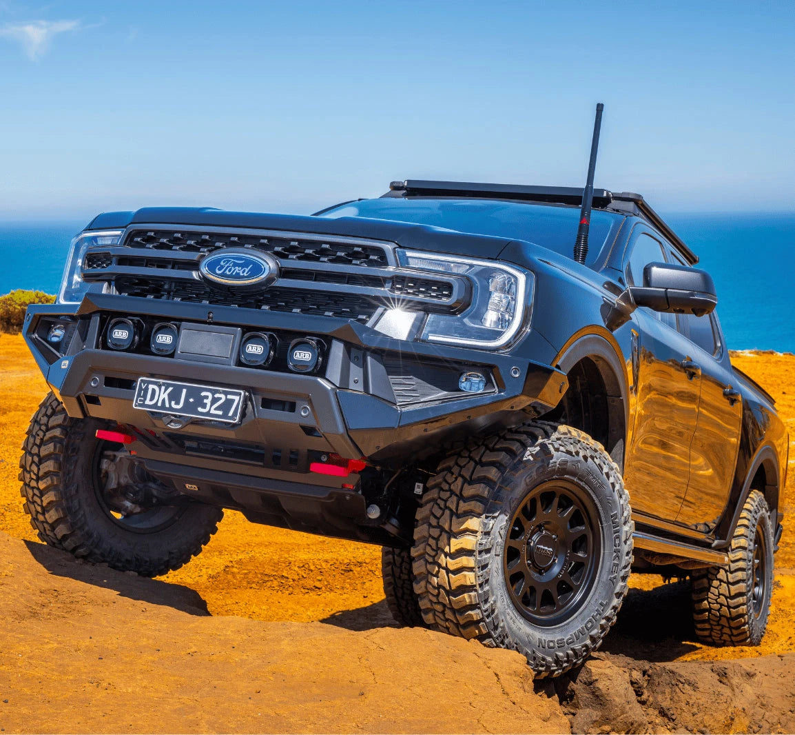 Pare-choc avant ARB Zenith pour Ford Ranger 2023+ Next Gen avec barre de treuil, en métal robuste et design robuste.