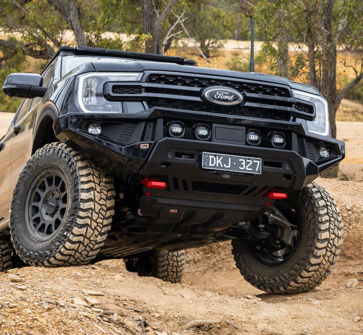 Pare-choc avant ARB Zenith pour Ford Ranger 2023+ avec barre de treuil, robuste et design moderne, installation sur véhicule tout-terrain.
