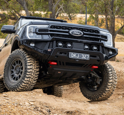 Pare-choc avant ARB Zenith pour Ford Ranger 2023+ avec barre de treuil, robuste et design moderne, installation sur véhicule tout-terrain.