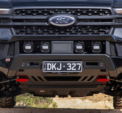 Pare-choc avant ARB Zenith Ford Ranger 2023+ Next Gen avec barre de treuil, robuste et en acier, monté sur un Ford Ranger.