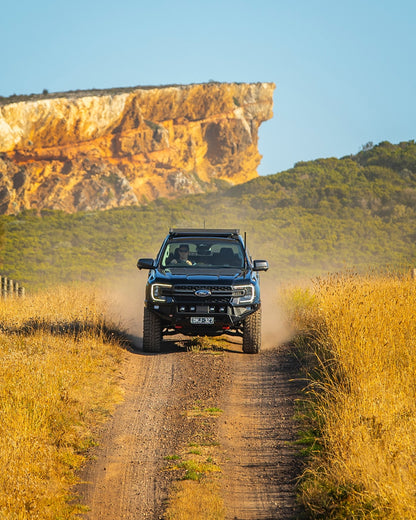 Pare-choc avant ARB Zenith pour Ford Ranger 2023+ avec barres de treuil, robuste et renforcé pour véhicules tout-terrain.