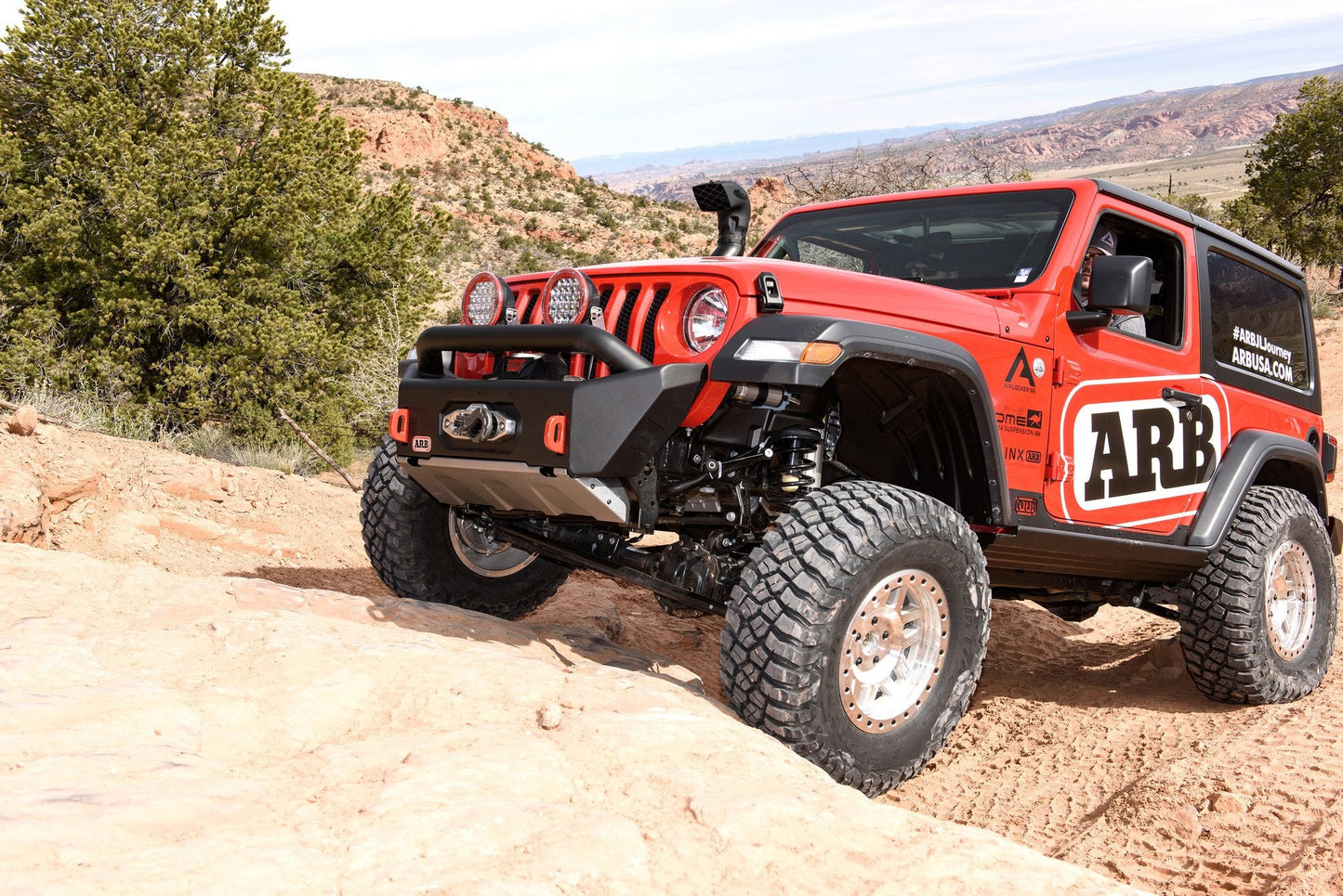 Pare-choc avant ARB Bondi Stubby pour Jeep Wrangler JL et Gladiator, robuste et résistant, vue de face avec accessoires.