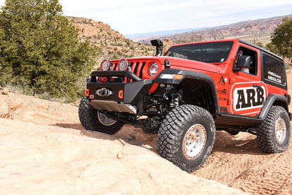 Pare-choc avant ARB Bondi Stubby pour Jeep Wrangler JL et Gladiator, robuste et résistant, vue de face avec accessoires.