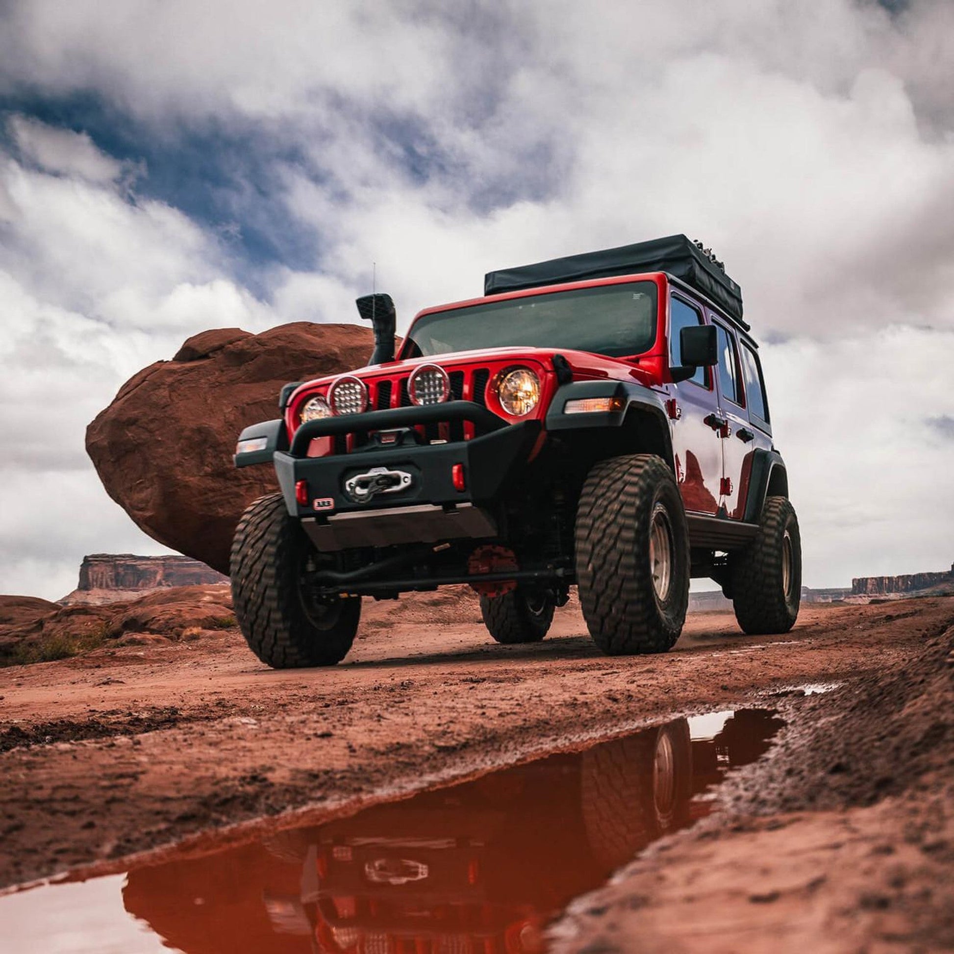 Pare-chocs avant ARB Bondi Stubby pour Jeep Wrangler JL et Gladiator, robuste et résistant, en acier noir.