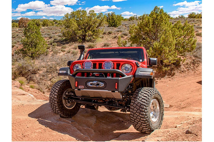 Pare-choc avant ARB Bondi Stubby pour Jeep Wrangler JL et Gladiator, robuste et résistant, en acier noir.