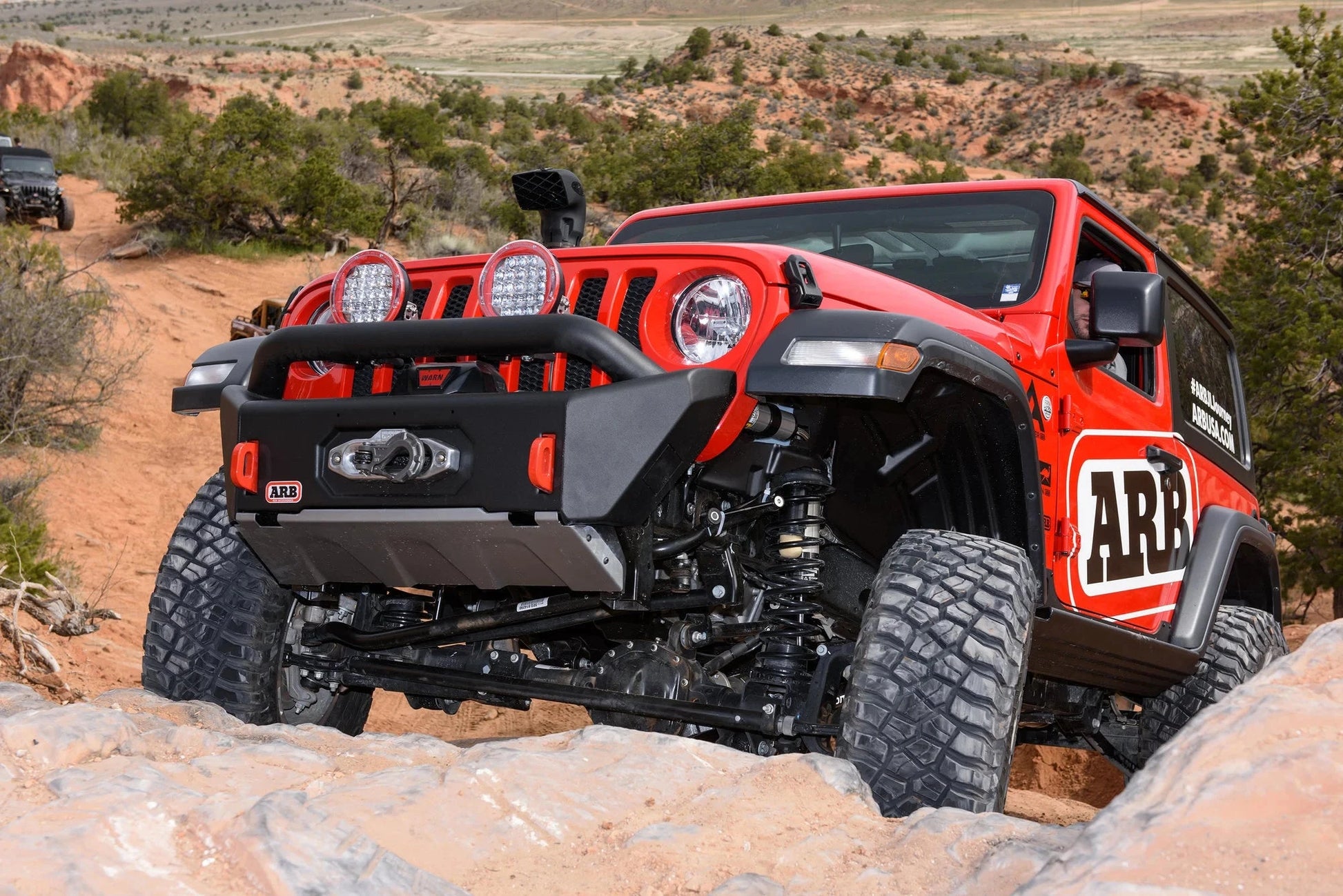 Pare-chocs avant ARB Bondi Stubby pour Jeep Wrangler JL et Gladiator, robuste pare-chocs en acier avec fixation solide.