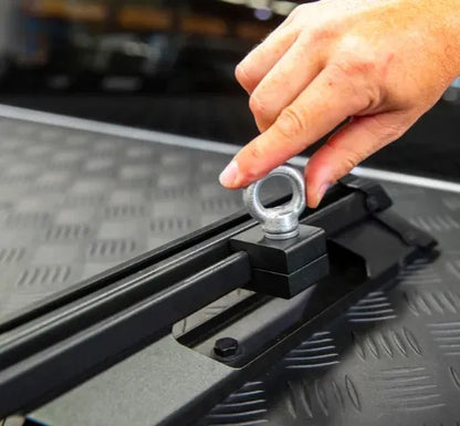 Points d'ancrage ARB BASE Rack avec 4 œillets, fixation robuste pour accessoires ARB, idéal pour fixer équipements en extérieur.