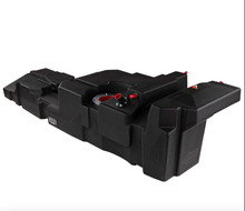 Réservoir de remplacement ARB Frontier 140L pour Isuzu Dmax 2012-2020, visible avec connexions et capuchon.