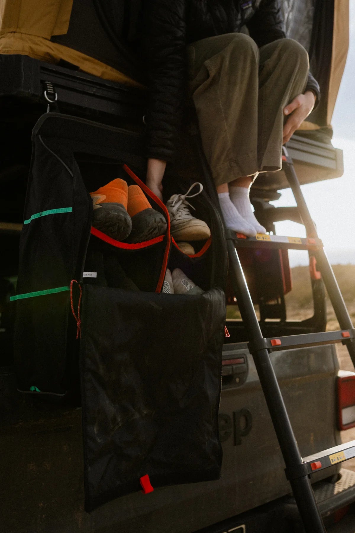 Sac à chaussures ARB Intrepid RTT, accessoire de rangement pour tente de toit 4x4, en tissu robuste et pratique.