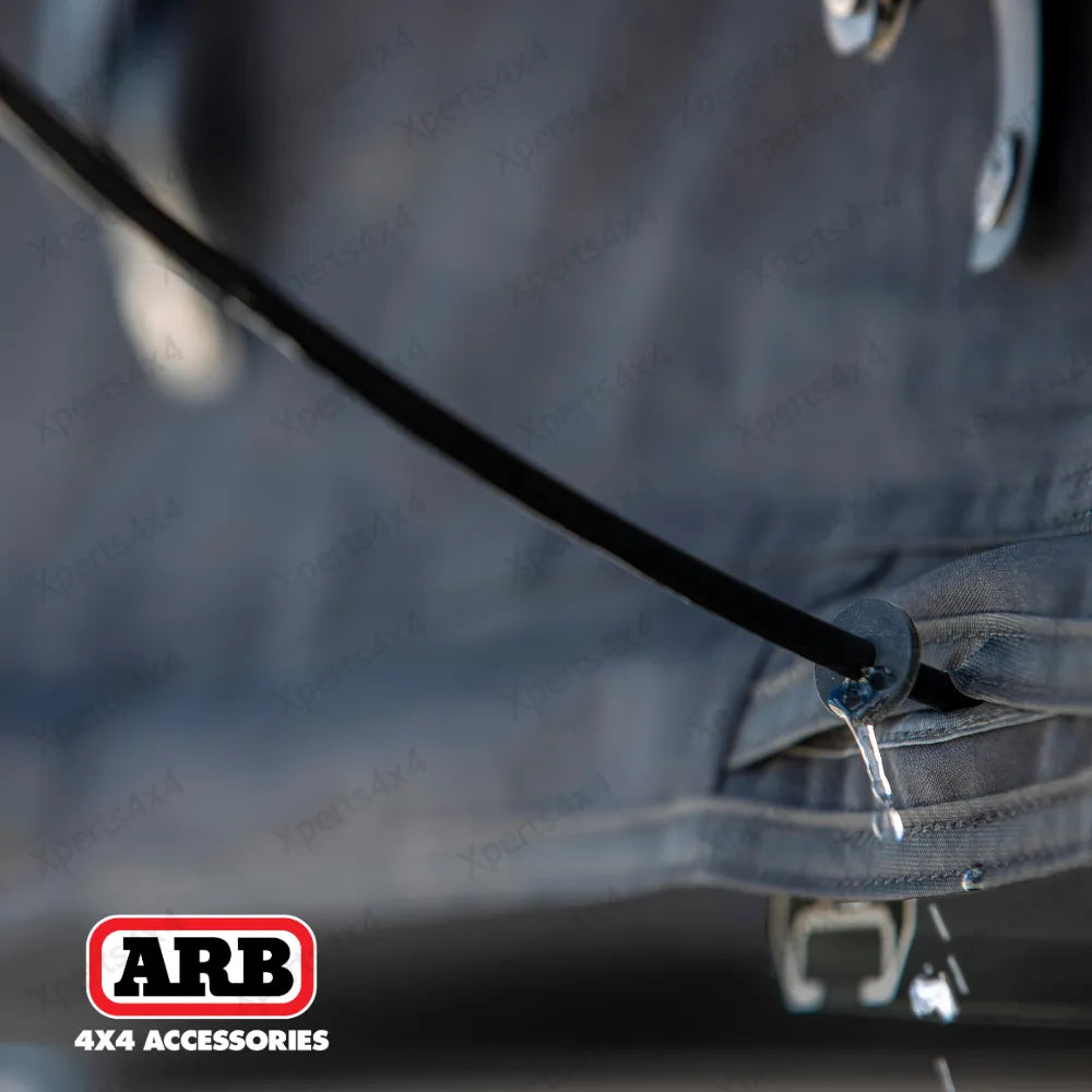 Tente de toit ARB Esperance V2 avec coque rigide ABS, installation sur véhicule, ouverte pour camping en plein air.