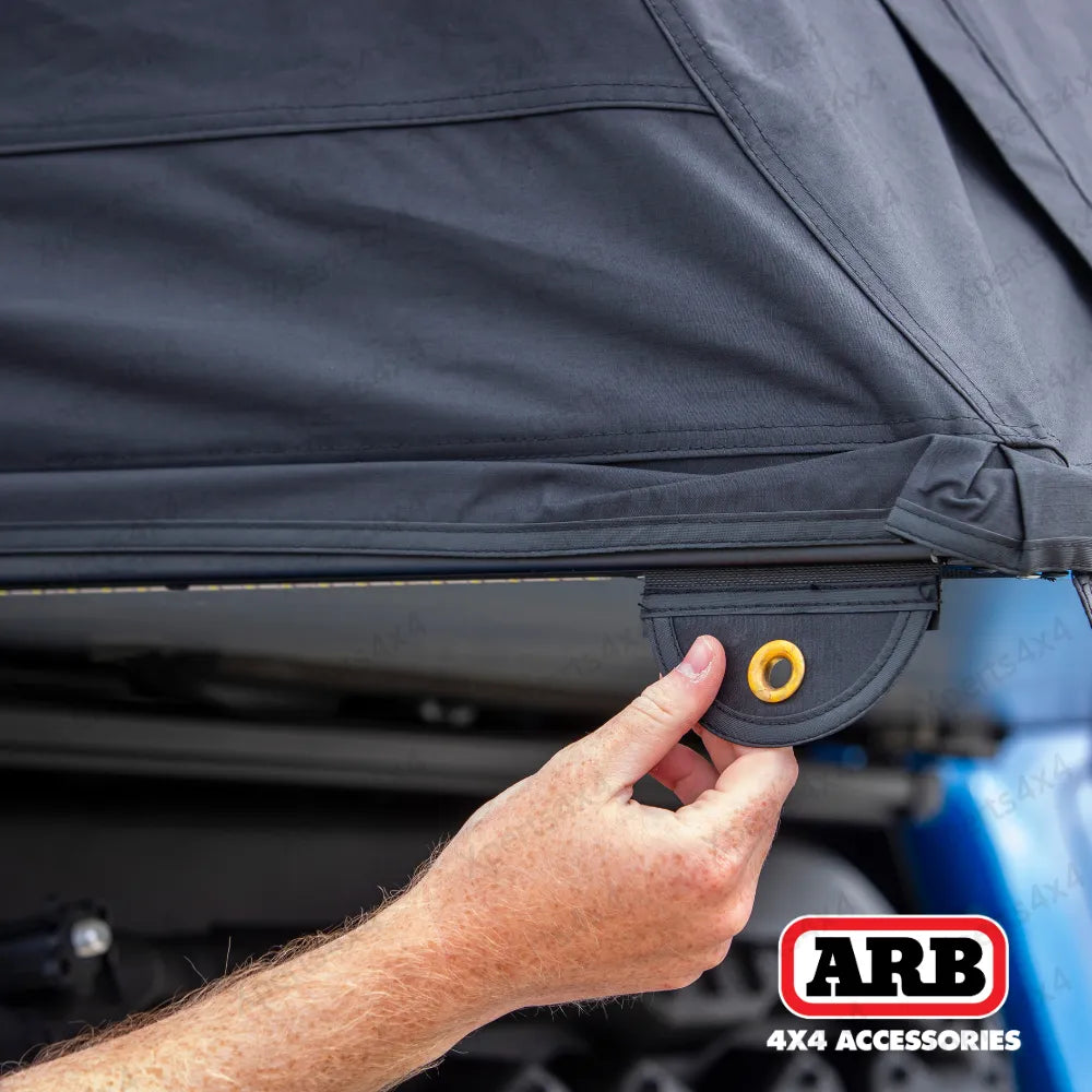 Tente de toit ARB Esperance V2 avec coque rigide ABS, installation sur véhicule, vue de face de la tente de toit ARB.