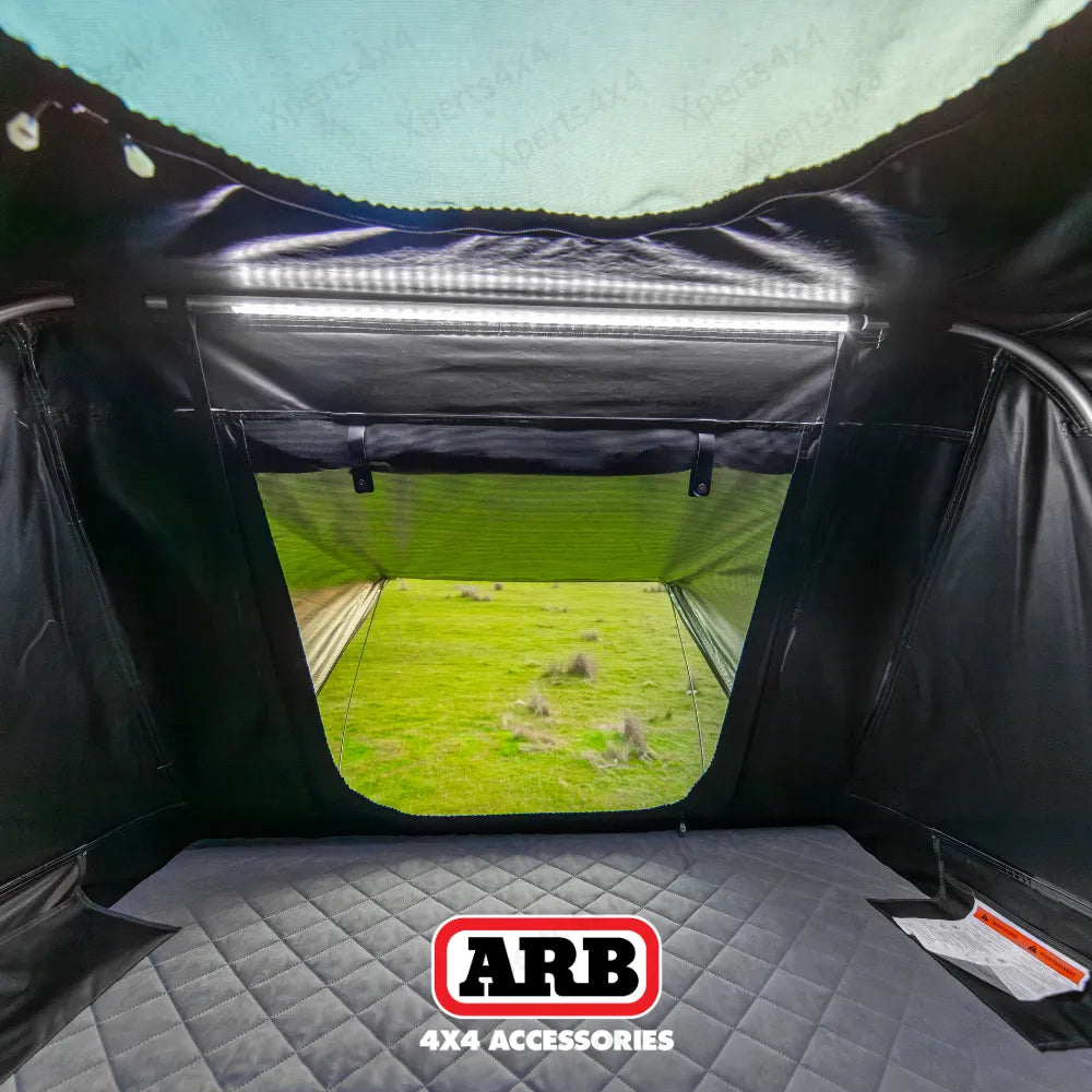 Tente de toit ARB Esperance V2 avec coque rigide ABS, installation sur véhicule, modèle robuste et pratique pour camping.