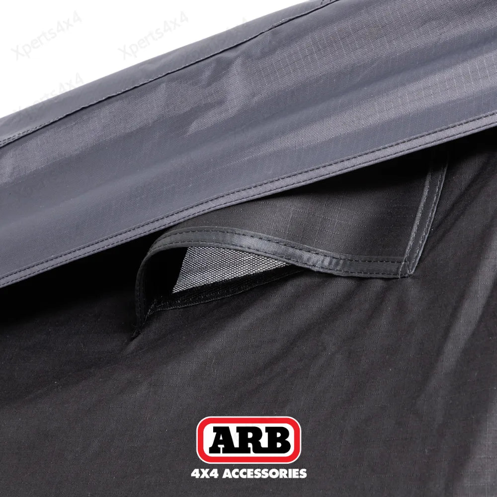Tente de toit ARB Esperance V2 avec coque rigide ABS, installation sur véhicule, accessoire robuste pour camping en plein air.