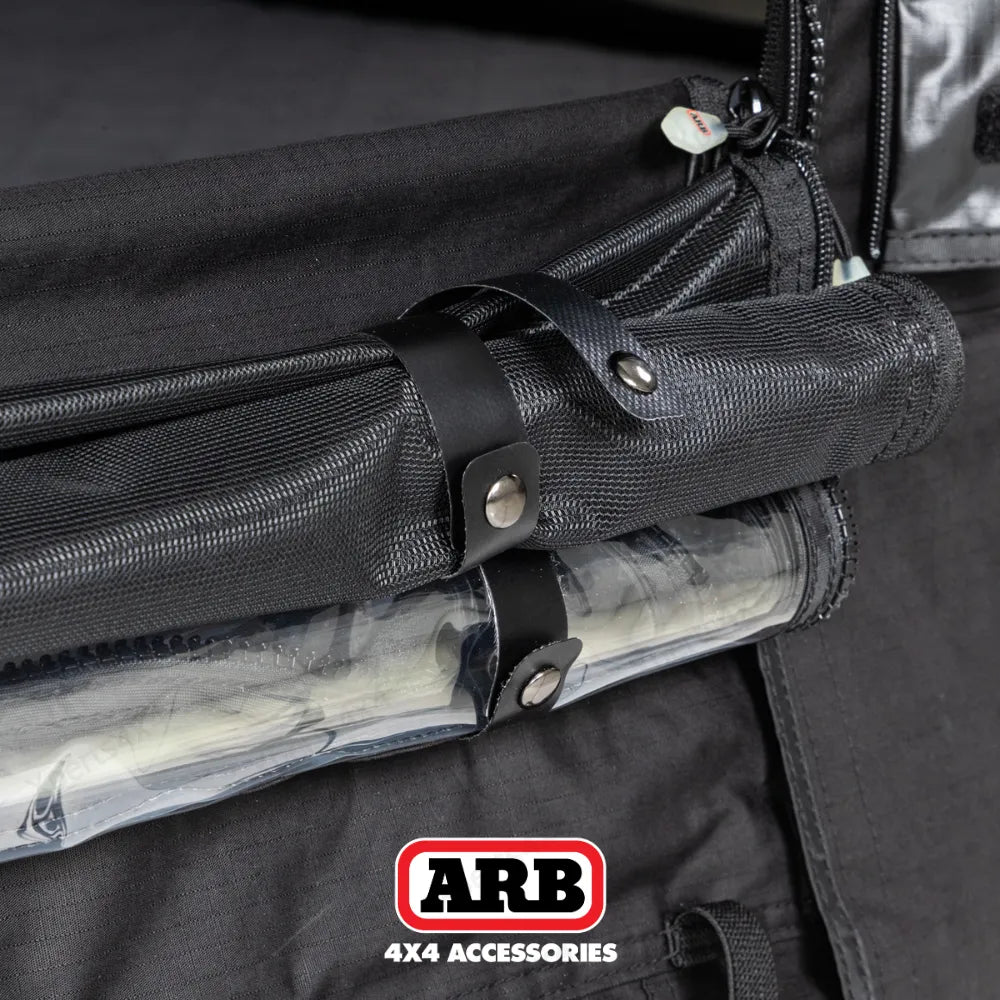 Tente de toit ARB Esperance V2 avec coque rigide ABS, installation sur véhicule, ouverte avec fenêtre visible.