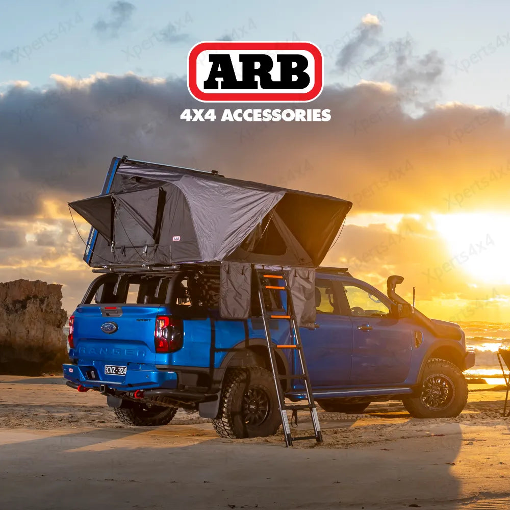 Tente de toit ARB Esperance V2 avec coque rigide en ABS, installation sur véhicule, couleur noire et design robuste.