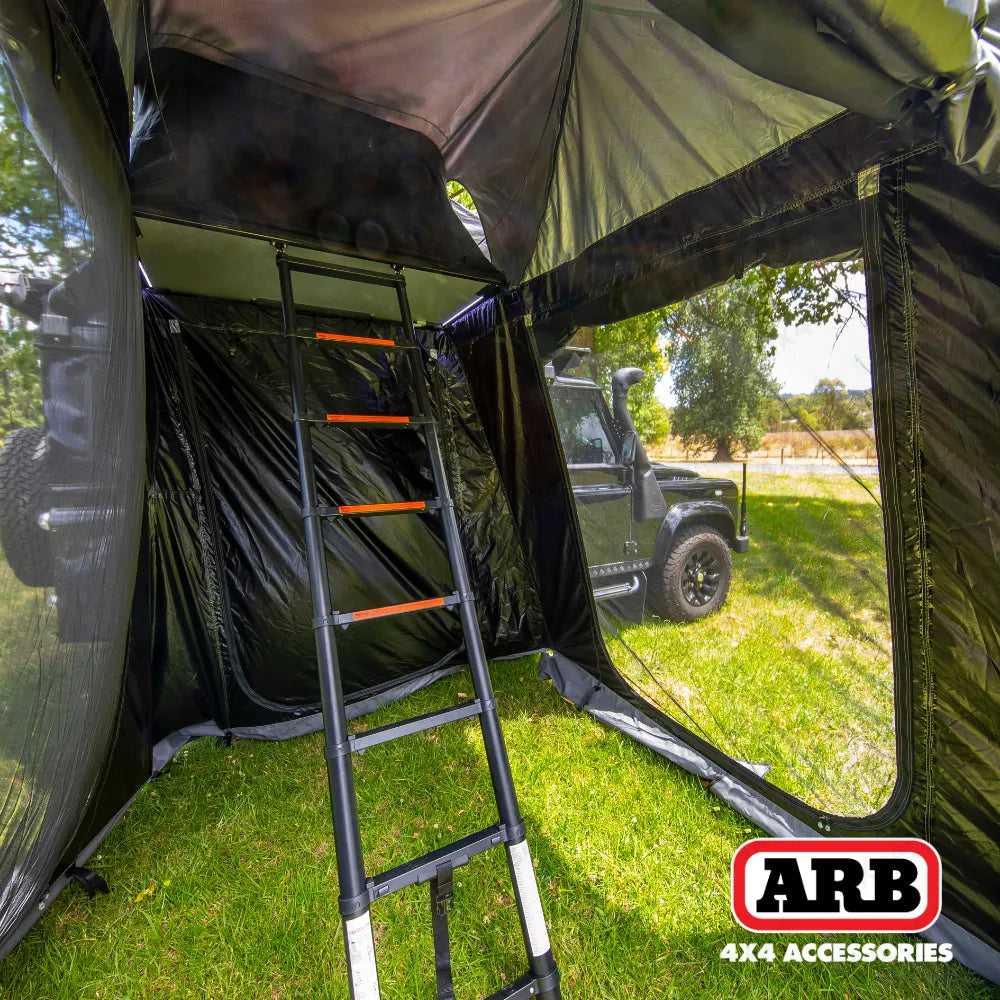 Tente de toit ARB Esperance V2 avec coque rigide ABS, installation sur véhicule, vue de côté de la tente de toit ARB.