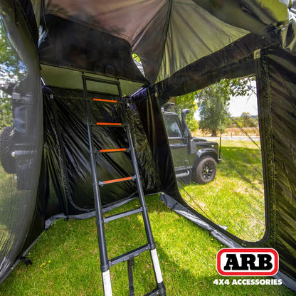Tente de toit ARB Esperance V2 avec coque rigide ABS, installation sur véhicule, vue de côté de la tente de toit ARB.