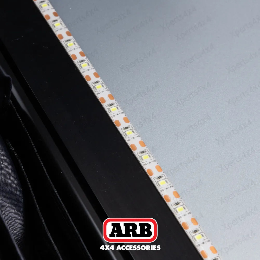 Tente de toit ARB Esperance V2 avec coque rigide ABS, installation sur véhicule pour camping en plein air.