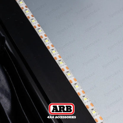 Tente de toit ARB Esperance V2 avec coque rigide ABS, installation sur véhicule pour camping en plein air.