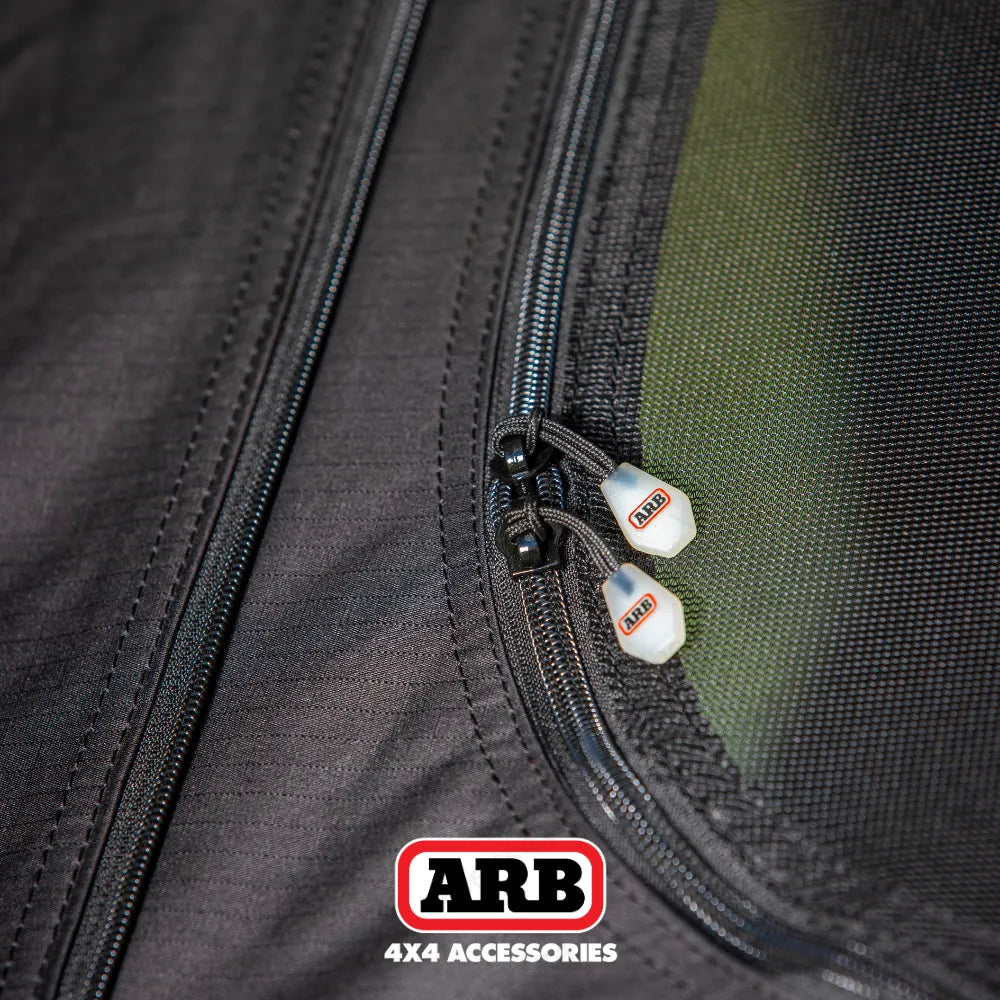 Tente de toit ARB Esperance V2 avec coque rigide ABS, installation sur véhicule, vue de face avec ouverture partielle