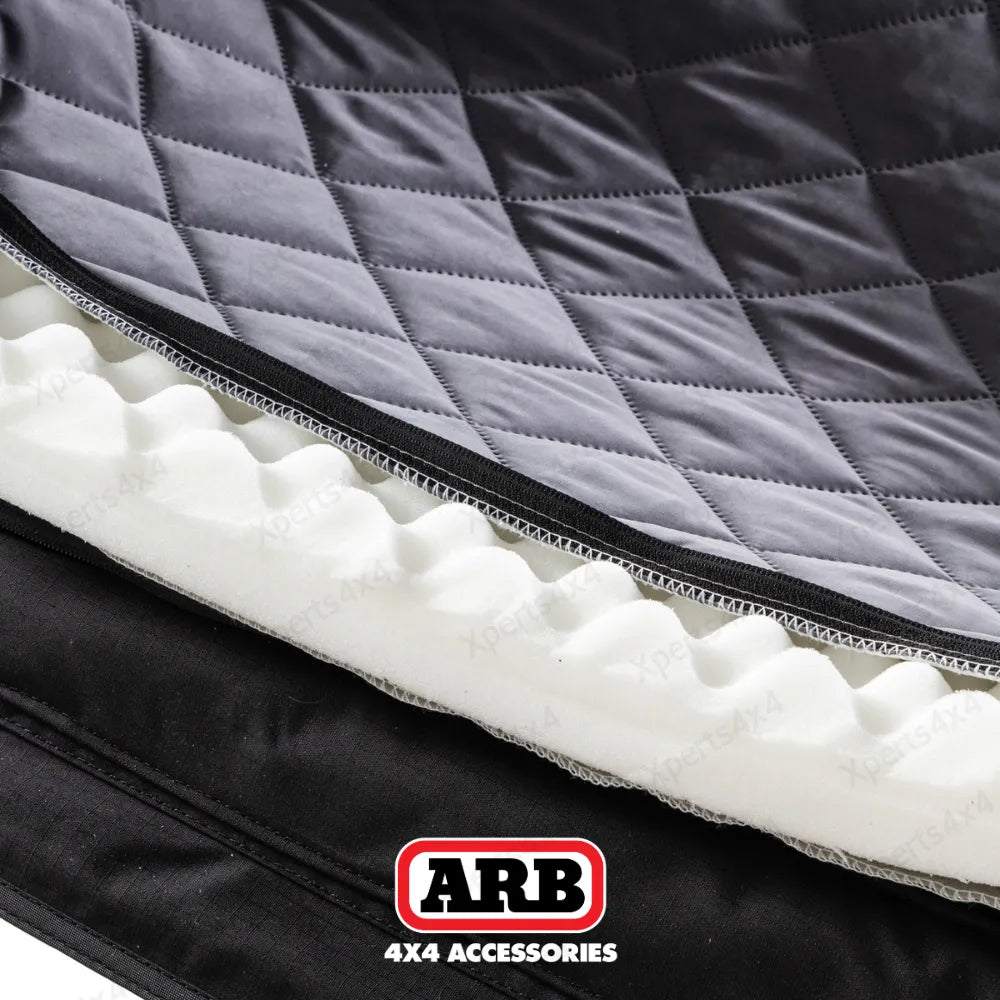 Tente de toit ARB Esperance V2 avec coque rigide ABS, installation sur véhicule, vue de profil avec fenêtre ouverte.