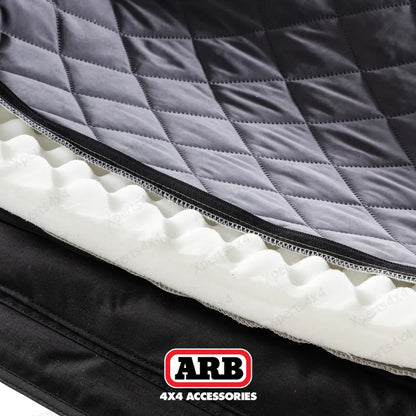 Tente de toit ARB Esperance V2 avec coque rigide ABS, installation sur véhicule, vue de profil avec fenêtre ouverte.