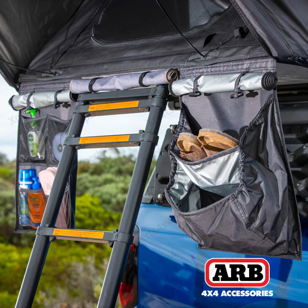 Tente de toit ARB Esperance V2 avec coque rigide en ABS, installée sur un véhicule tout-terrain.
