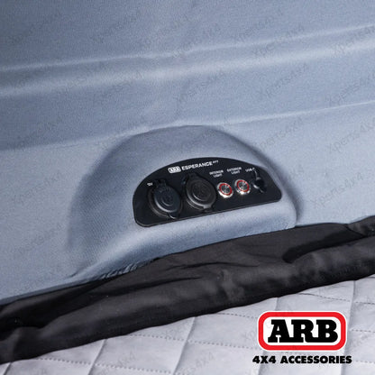 Tente de toit ARB Esperance V2 avec coque rigide ABS, installation sur véhicule, design robuste et pratique pour camping en plein air.