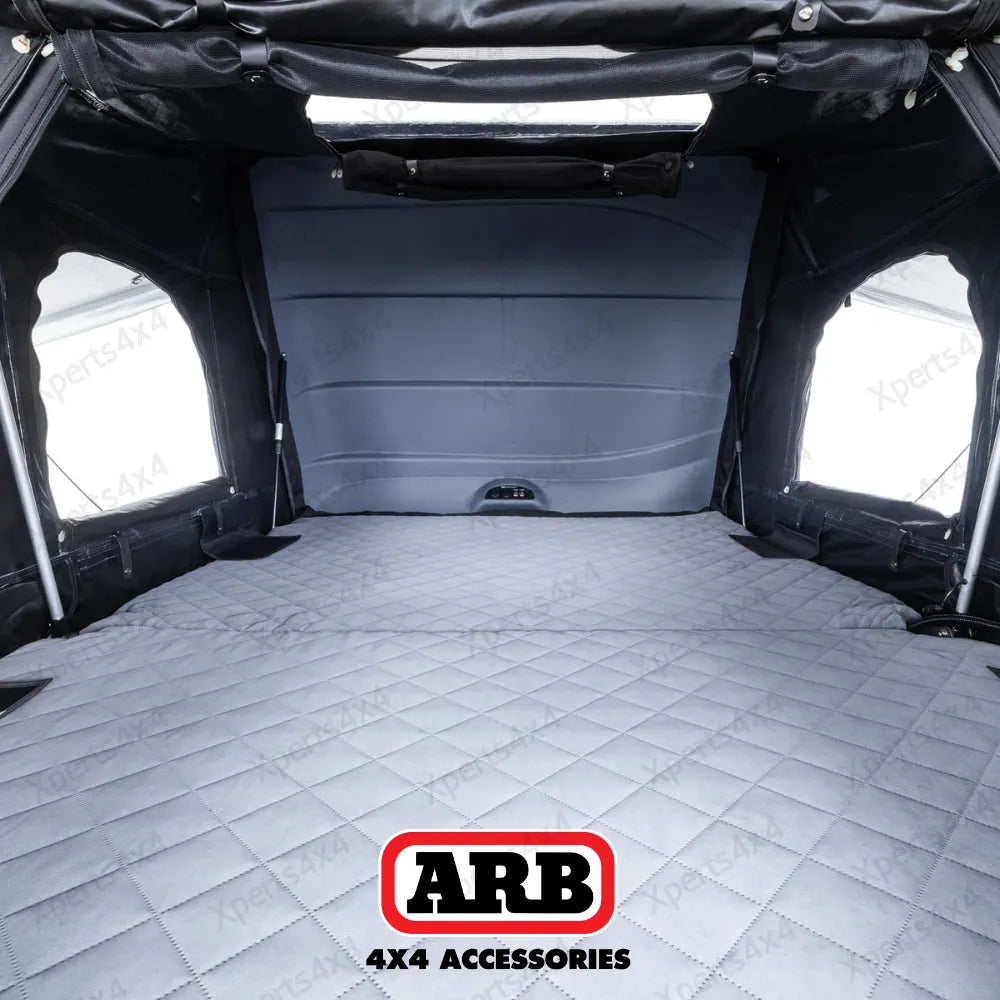 Tente de toit ARB Esperance V2 avec coque rigide ABS, installation sur véhicule, accès et fenêtre visibles.