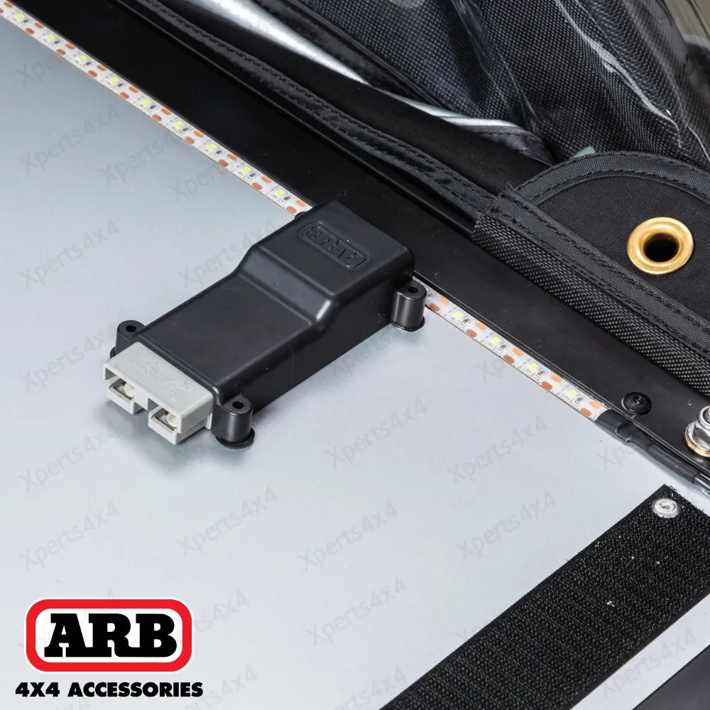 Tente de toit ARB Esperance V2 avec coque rigide ABS, installation sur véhicule, ouverture partielle, design robuste et pratique.