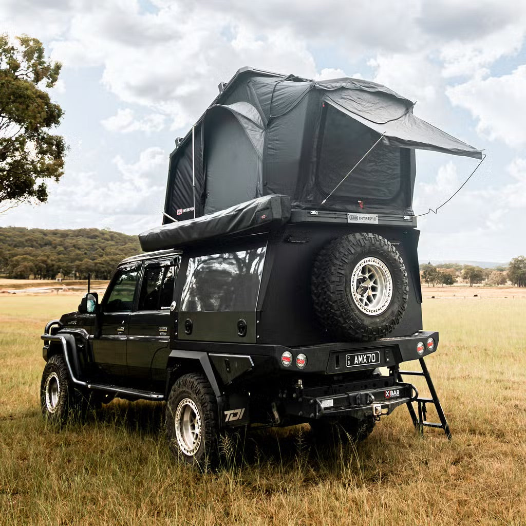 Tente de toit ARB Intrepid pour espace 4x4, compacte et robuste, idéale pour camping et aventure en plein air.