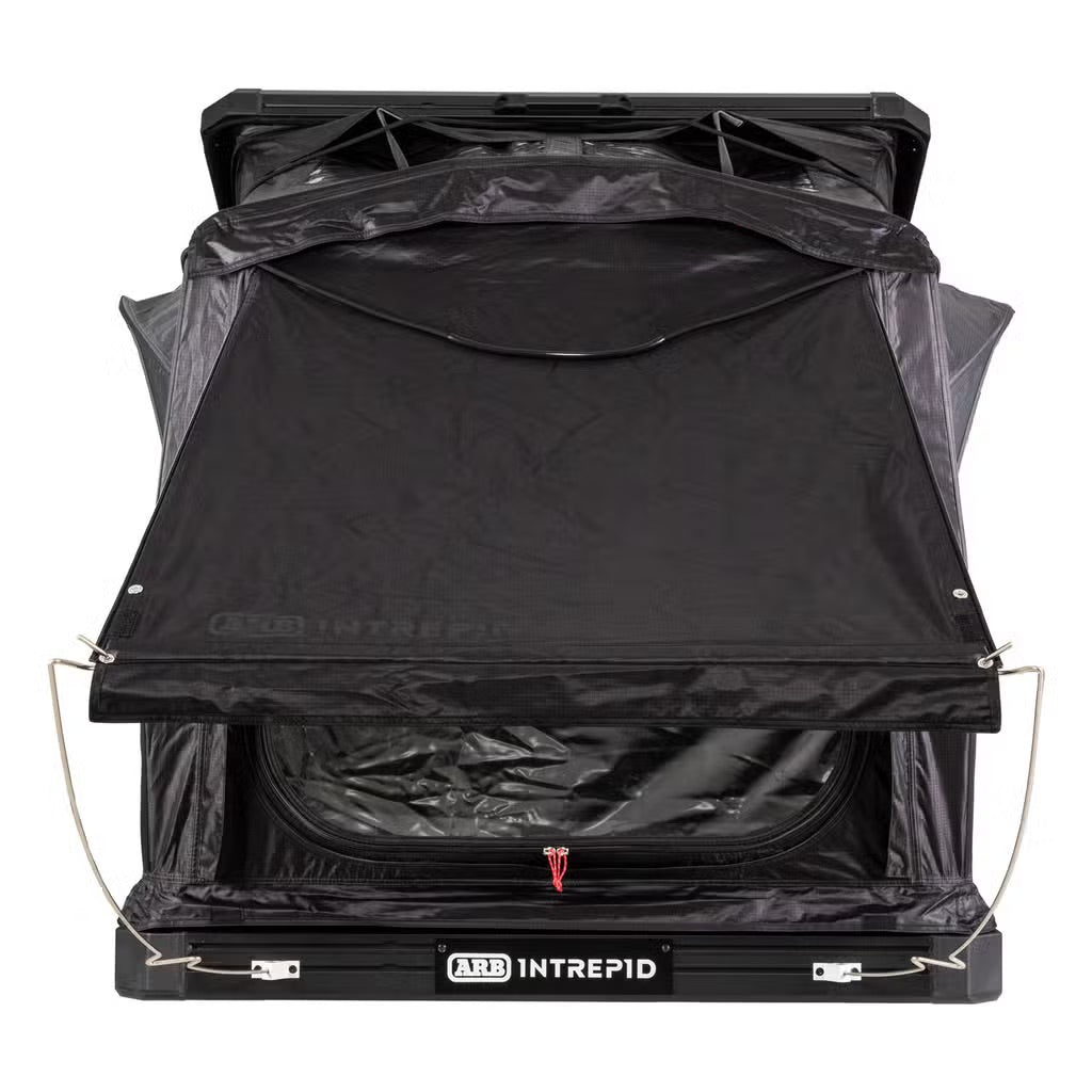 Tente de toit ARB Intrepid pour 4x4, espace spacieux avec fenêtre et matelas, idéale pour camping en extérieur.