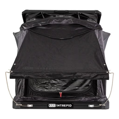 Tente de toit ARB Intrepid pour 4x4, espace spacieux avec fenêtre et matelas, idéale pour camping en extérieur.
