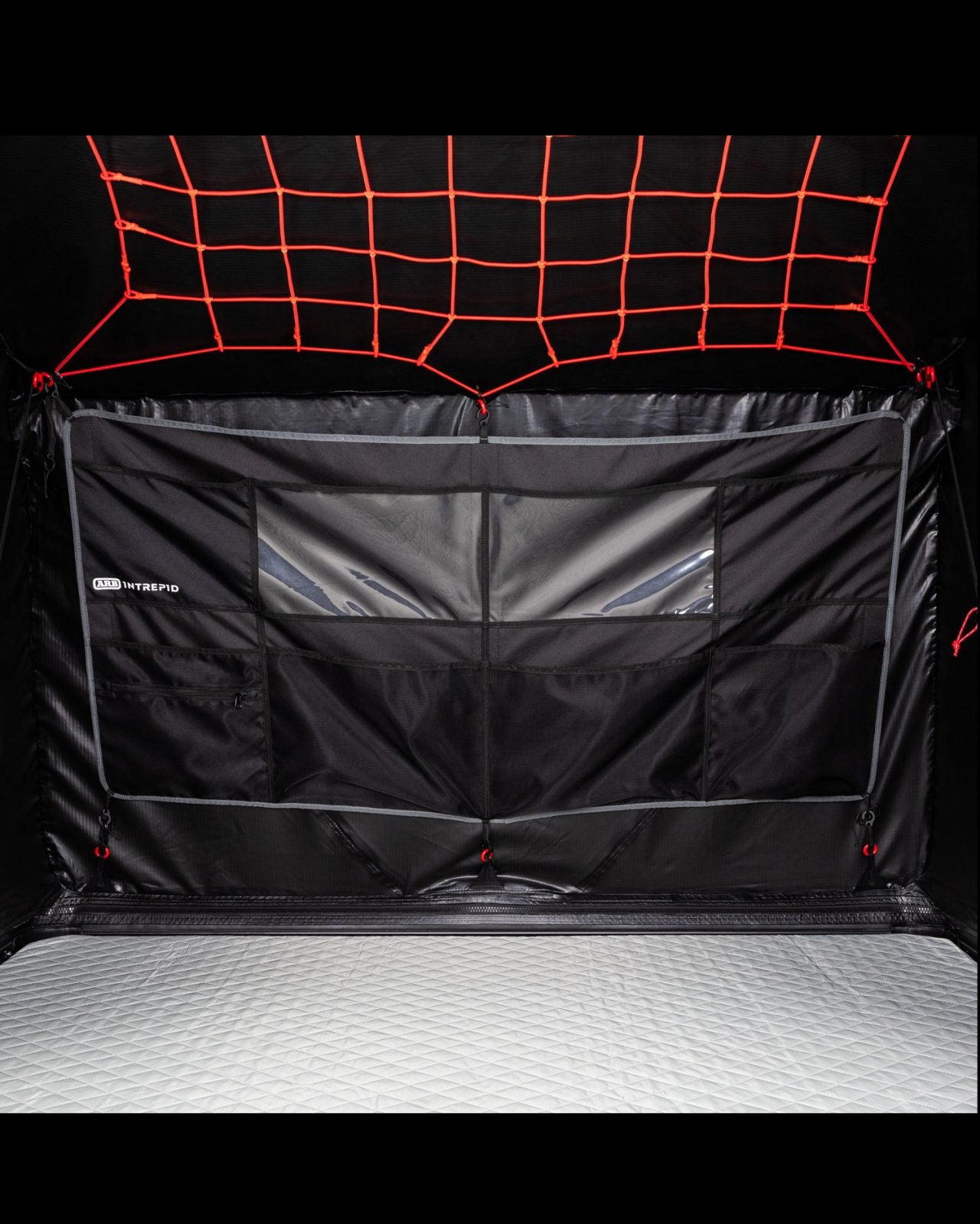 Tente de toit ARB Intrepid pour espace 4x4, montre la tente installée sur un véhicule tout-terrain, prête pour l'aventure.