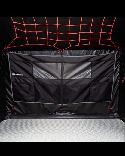 Tente de toit ARB Intrepid pour espace 4x4, montre la tente installée sur un véhicule tout-terrain, prête pour l'aventure.