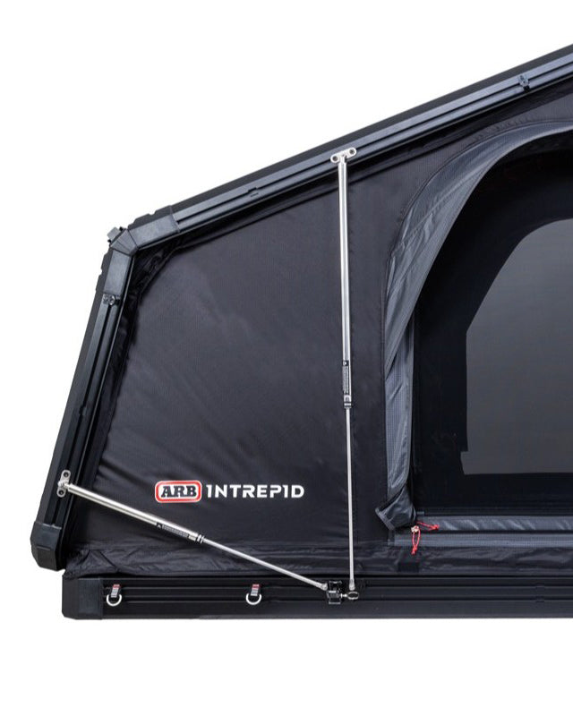 Tente de toit ARB Intrepid pour espace 4x4, installation facile, espace spacieux pour camping et aventures tout-terrain.