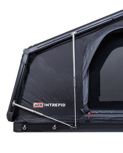 Tente de toit ARB Intrepid pour espace 4x4, installation facile, espace spacieux pour camping et aventures tout-terrain.