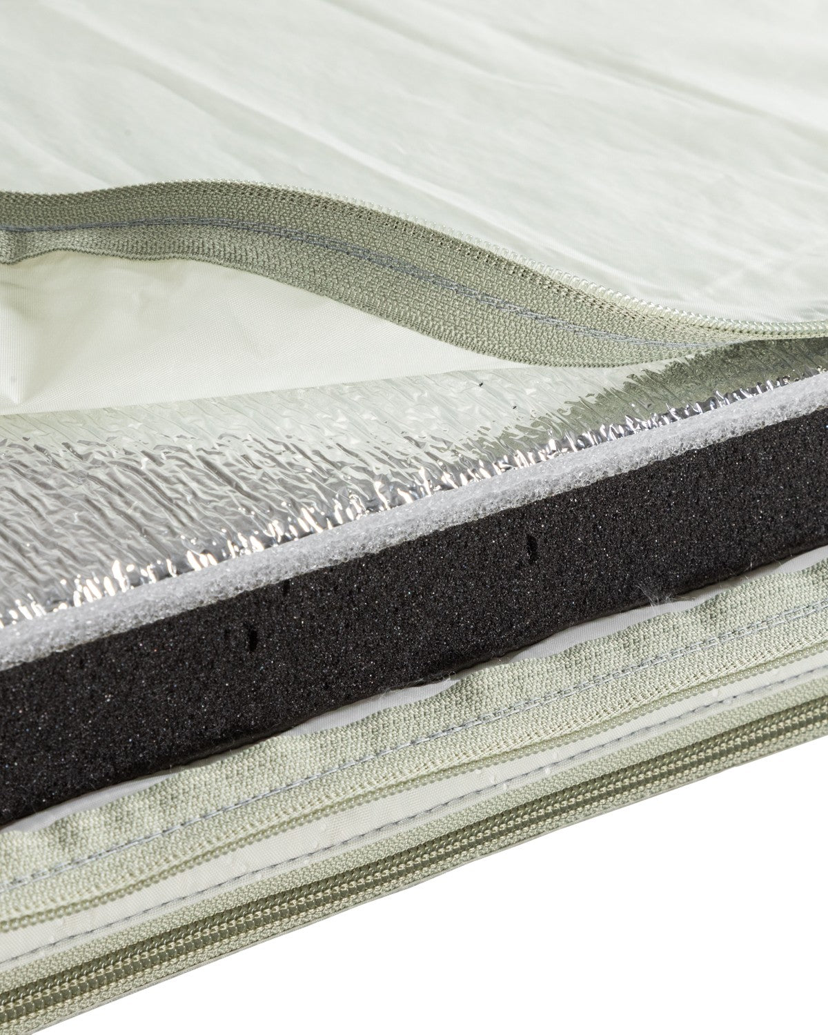 Tente de toit ARB Intrepid pour espace 4x4, enroulable, avec matelas intégré, adaptée pour camping et aventures tout-terrain.