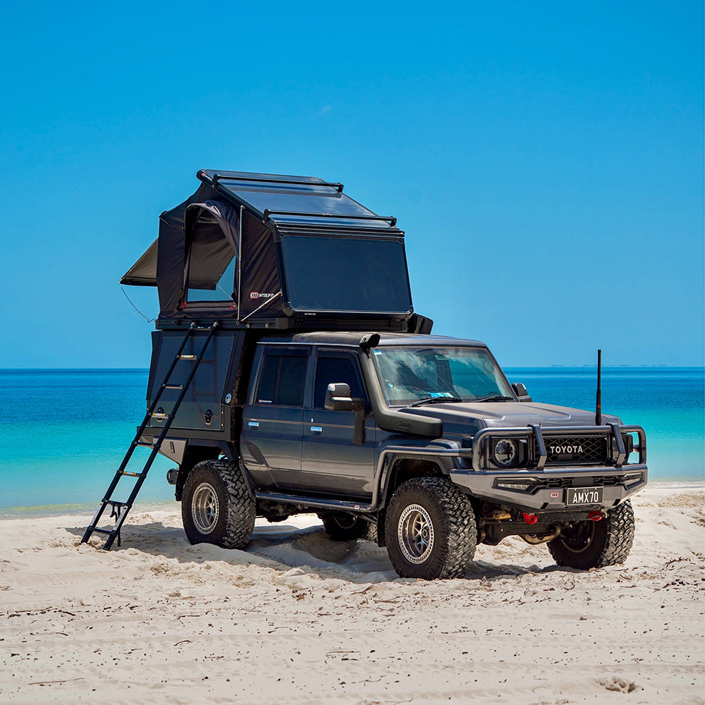 Tente de toit ARB Intrepid pour espace 4x4, équipée pour camping en plein air, montage facile, robuste et résistante.