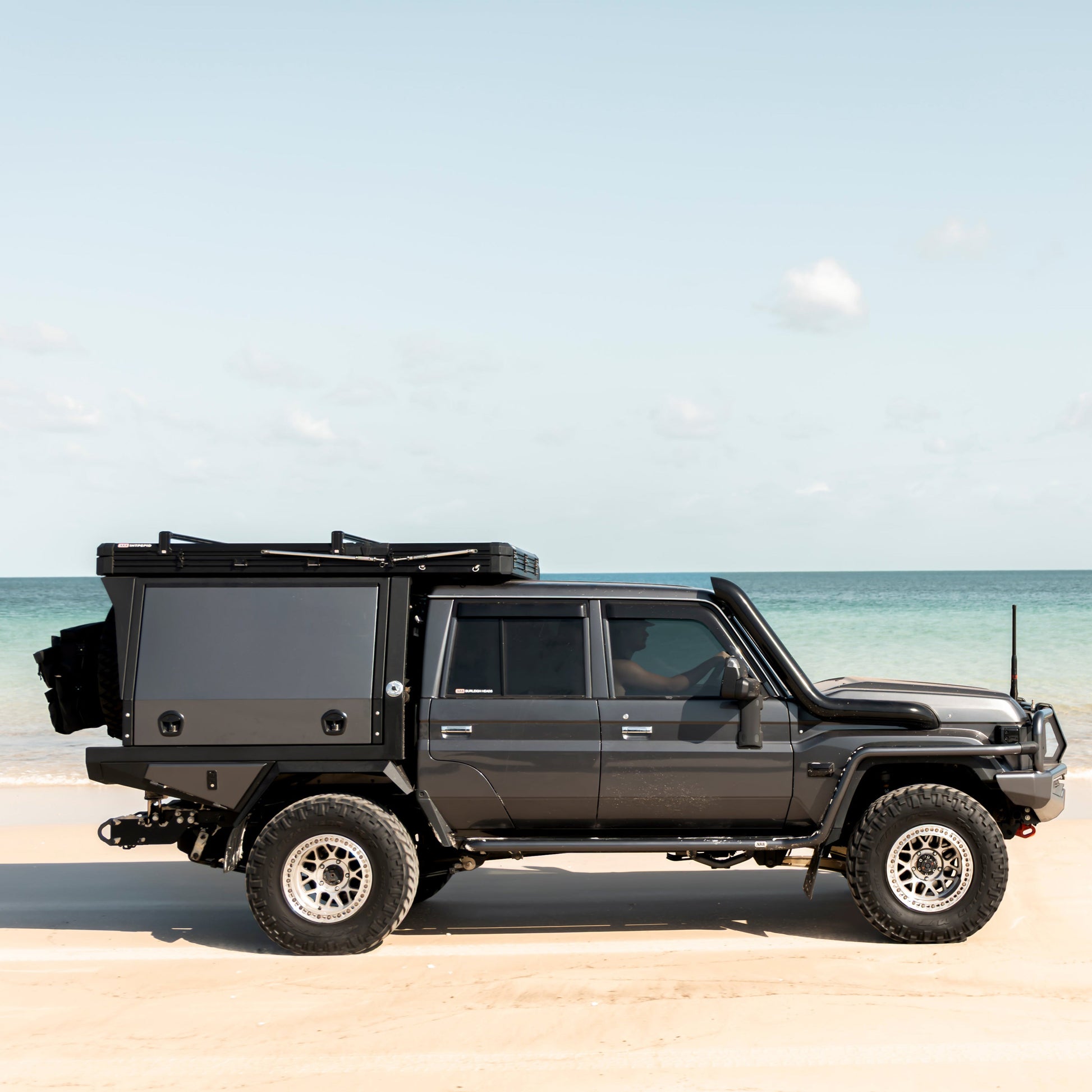 Tente de toit ARB Intrepid pour 4x4, espace de couchage spacieux, installation facile, idéale pour aventures tout-terrain.