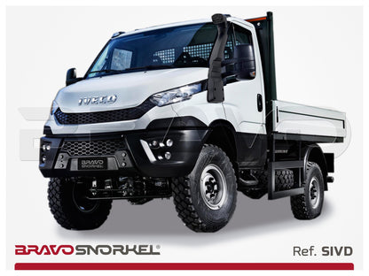 Tube de snorkel Bravo Snorkel pour IVECO DAILY 2014 et plus, vue de face avec fixation et filtre visible.