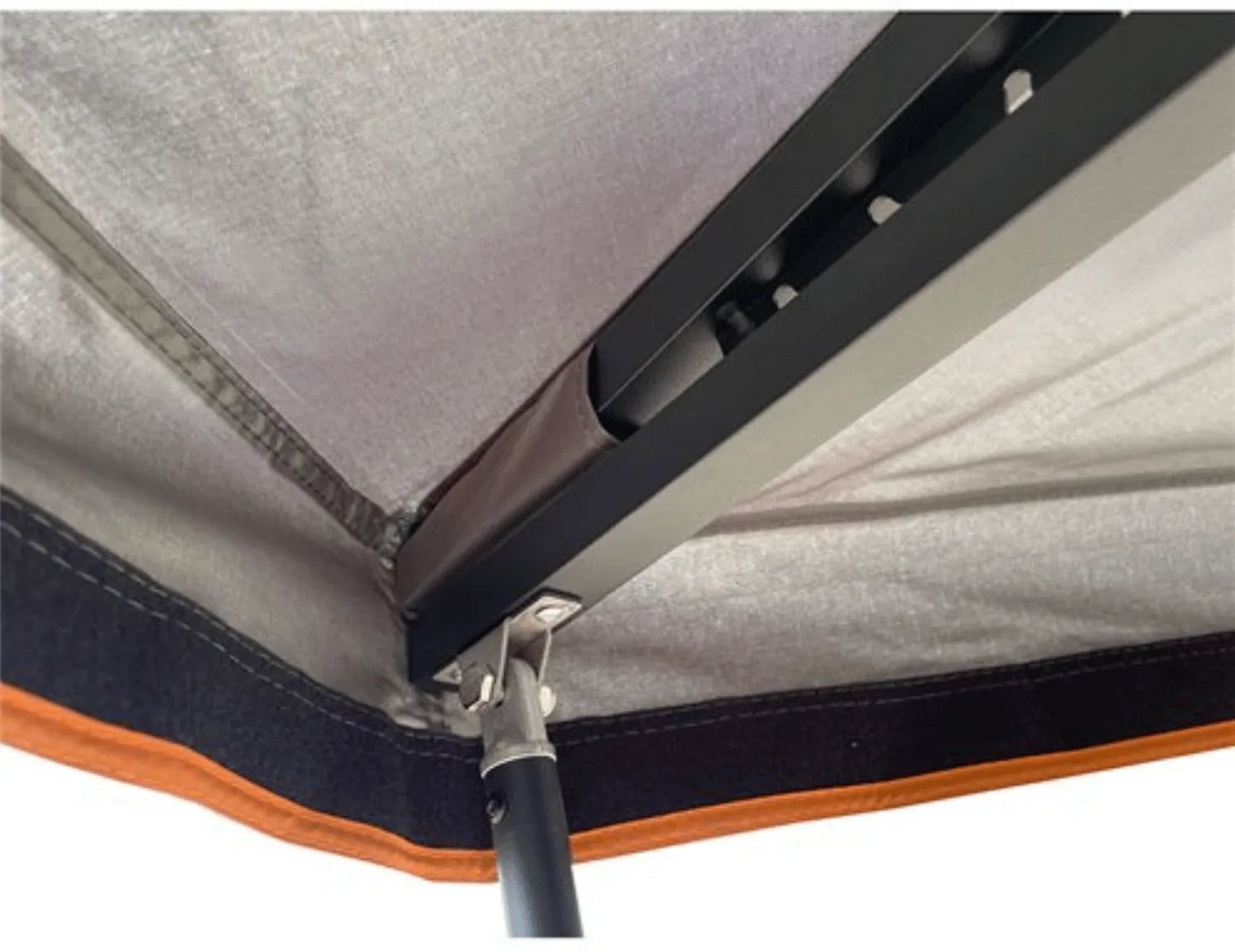 Auvent autoportant BULLFACE 270° XL Overland, modèle 470 droit, installé sur un véhicule pour protection solaire et pluie