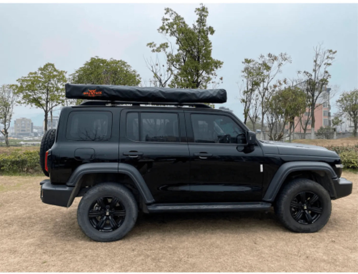 Auvent autoportant BULLFACE 270° XL Overland et modèle 470 Droite, installation extérieure pour camping ou camping-car.