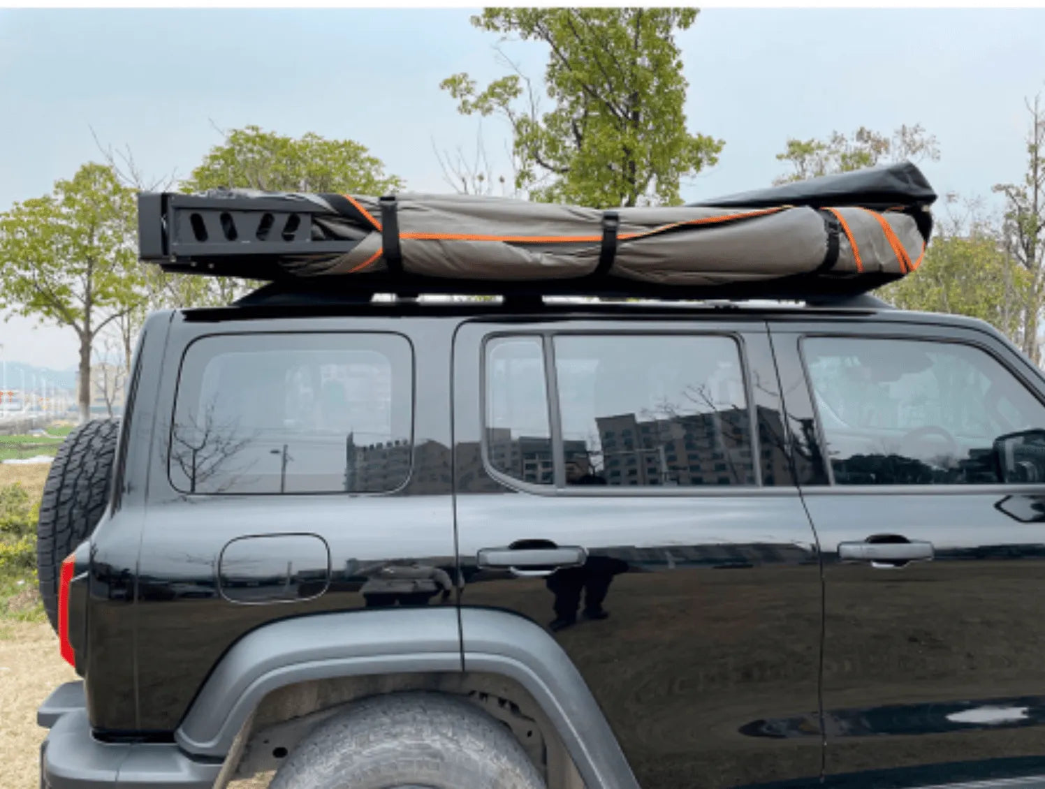 Auvent autoportant BULLFACE 270° XL Overland pour camping, modèle 470 Droite, fixation robuste et design pratique.