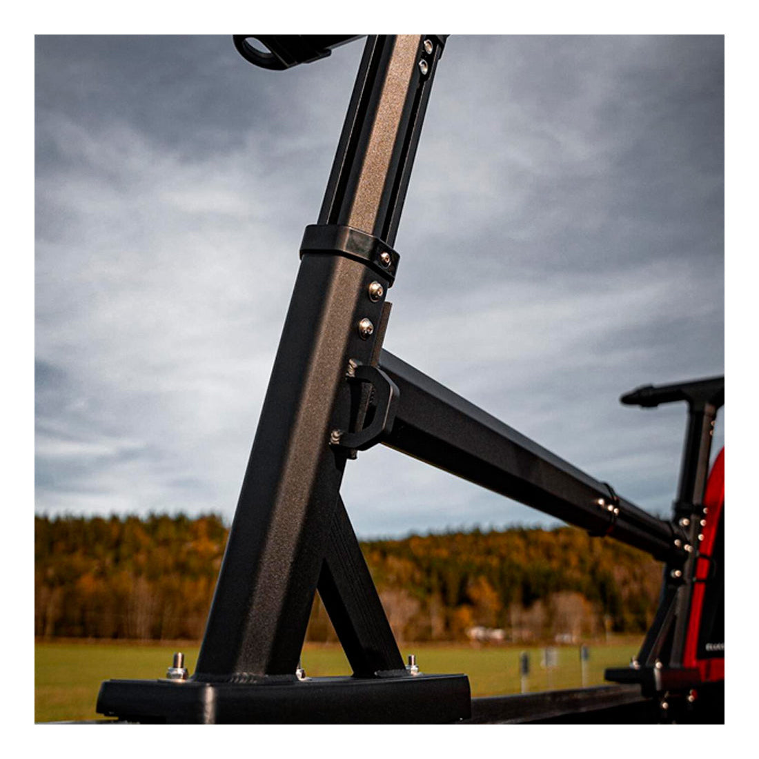 Support de benne universel en aluminium pour pickup BULLFACE, robuste et léger, installé sur un véhicule utilitaire.