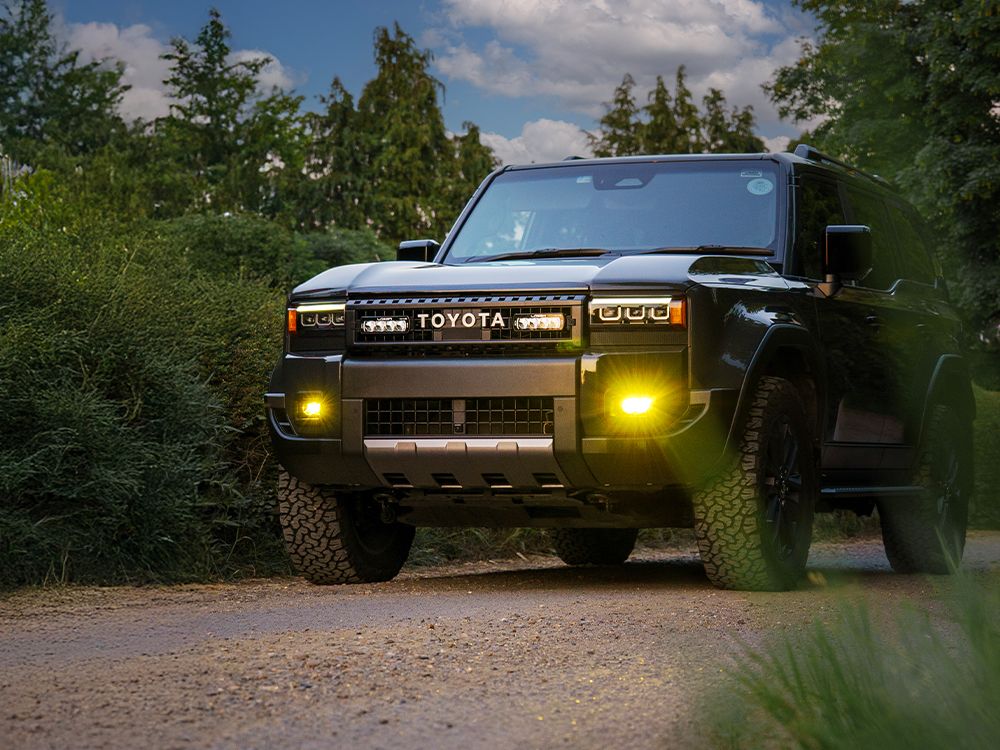 Phare LED LAZER LAMPS Carbon-2 Conduite Mode Jaune, éclairage compact 3120 lm, avec boîtier noir et design aérodynamique.