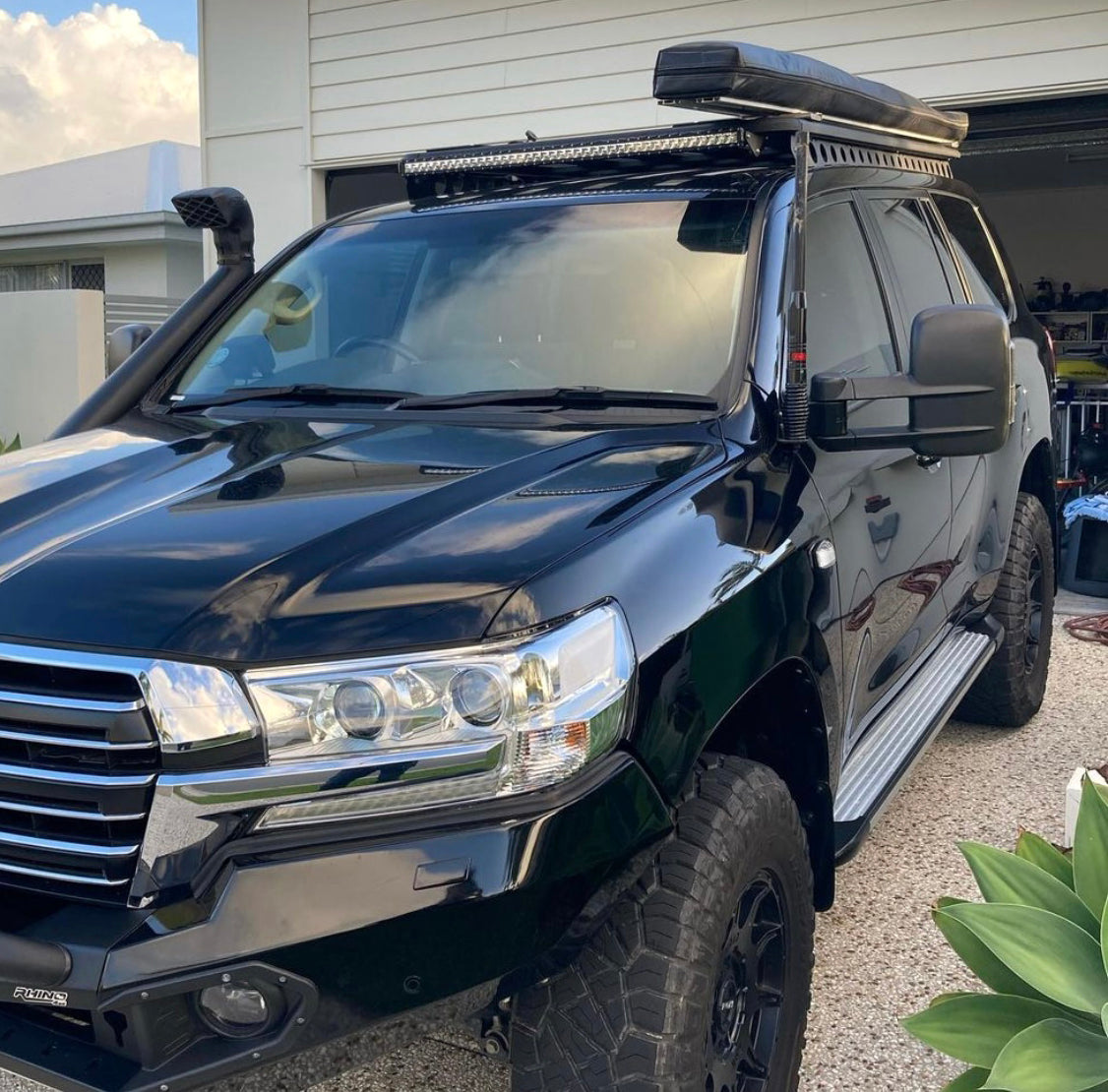 Support de auvent rabattable CROC HINGE pour 4x4, robuste et polyvalent, adapté aux auvents pour véhicules tout-terrain.