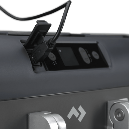 Réfrigérateur portable Dometic CFX5 95 DZ avec double zone de 94L, en extérieur, montrant le design compact et les compartiments.