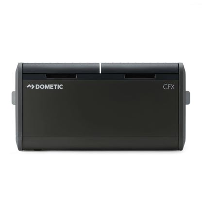 Réfrigérateur portable Dometic CFX5 95 DZ avec double zone, 94L, en extérieur, affichage numérique et poignées robustes.